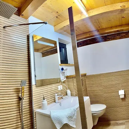 Casa De Lemn Arpasu De Jos